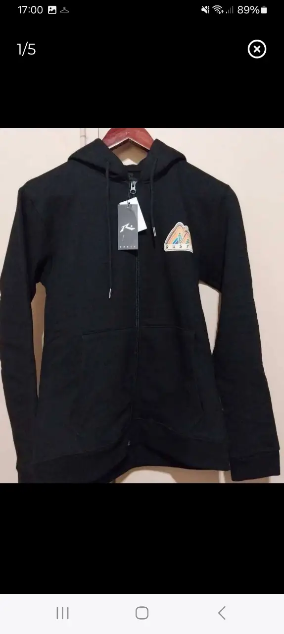 Buzo canguro negro con cierre y capucha, con un diseño estampado en el pecho y la espalda de estilo montañoso. Ideal para un look casual y abrigado.