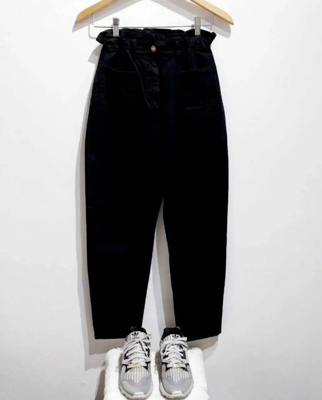 Pantalón negro de tiro alto con cintura fruncida y bolsillos. Ideal para un look casual y moderno.