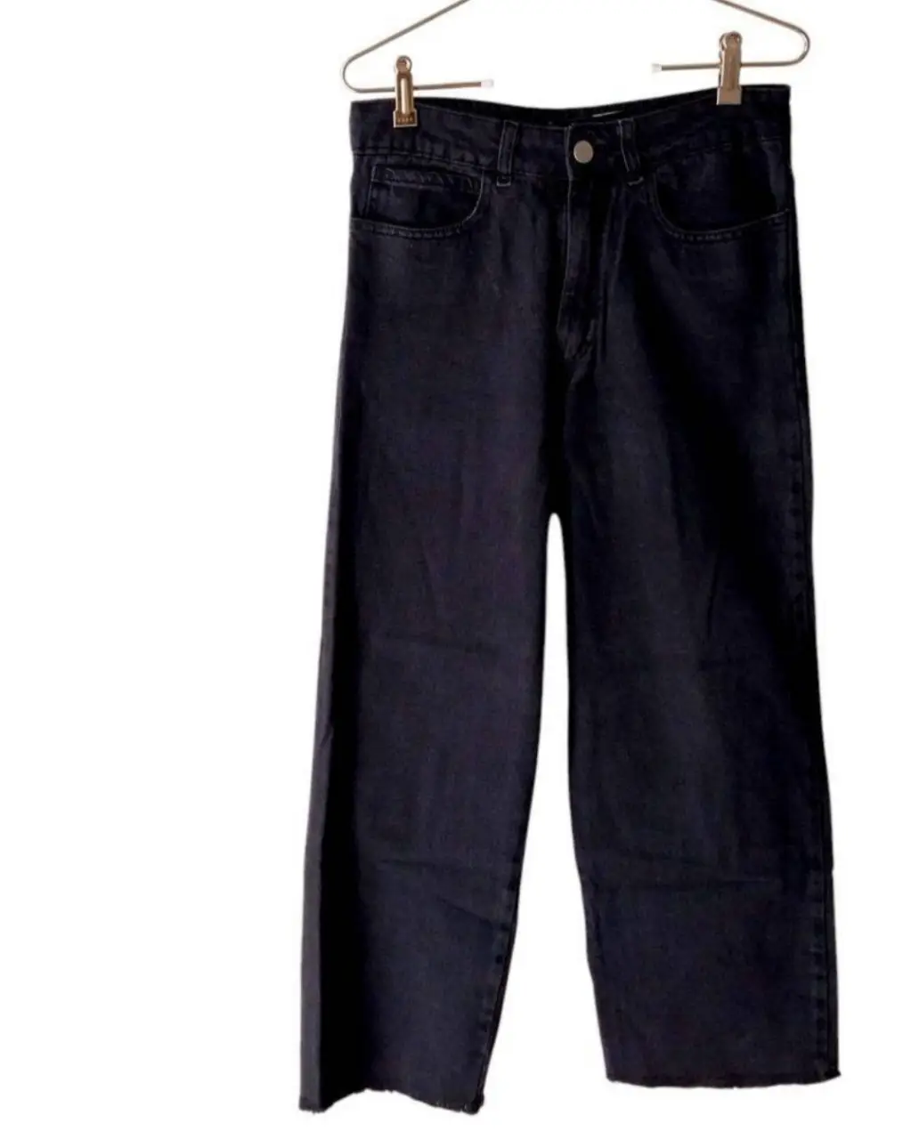 Jeans negro de corte recto, con un estilo moderno y versátil. Ideal para un look casual y cómodo. Cuenta con un diseño clásico de cinco bolsillos y un corte que favorece la figura.
