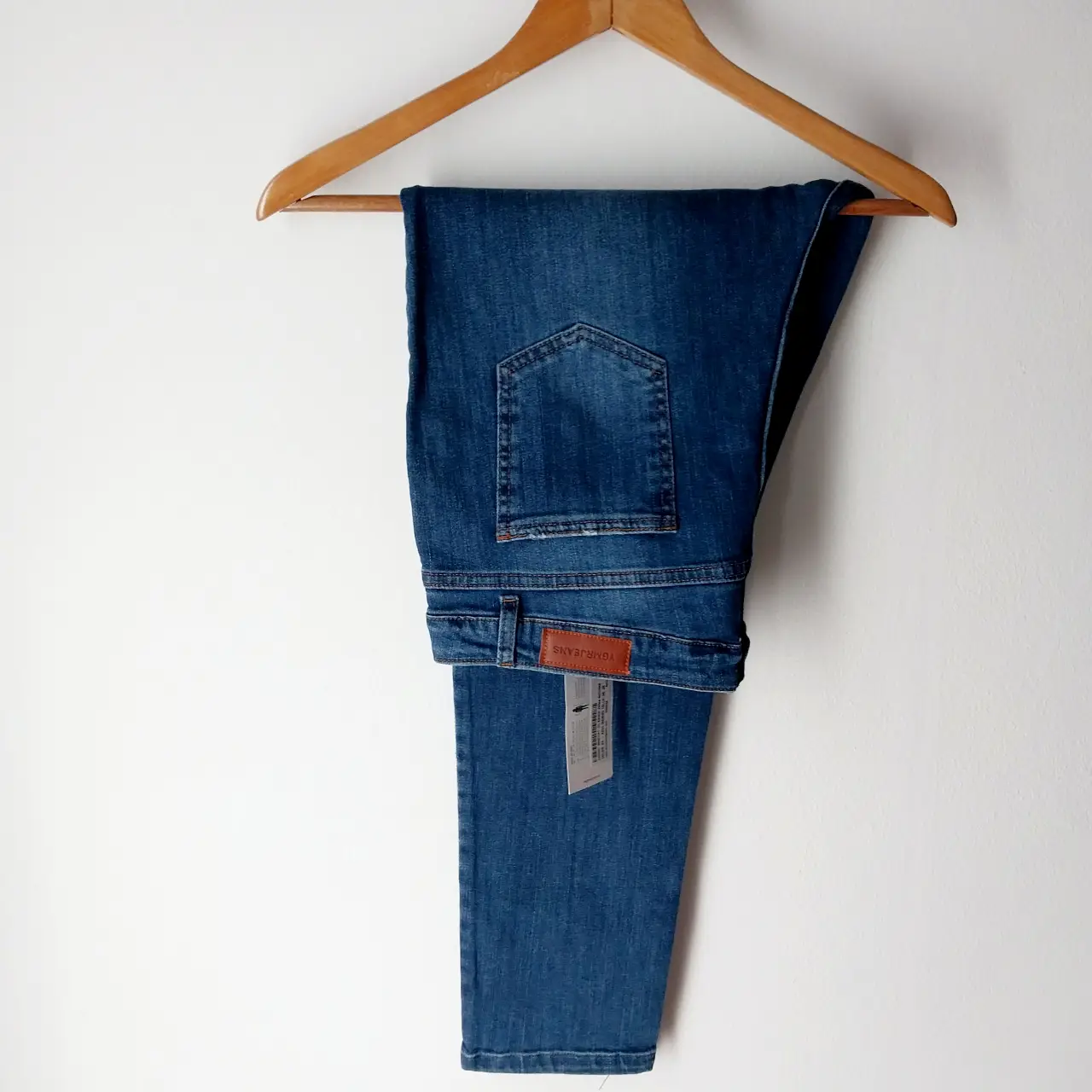 Jeans de mujer, azul, con roturas en la rodilla. Tiro medio, ideal para un look casual y moderno. Perfecto para combinar con remeras y zapatillas.