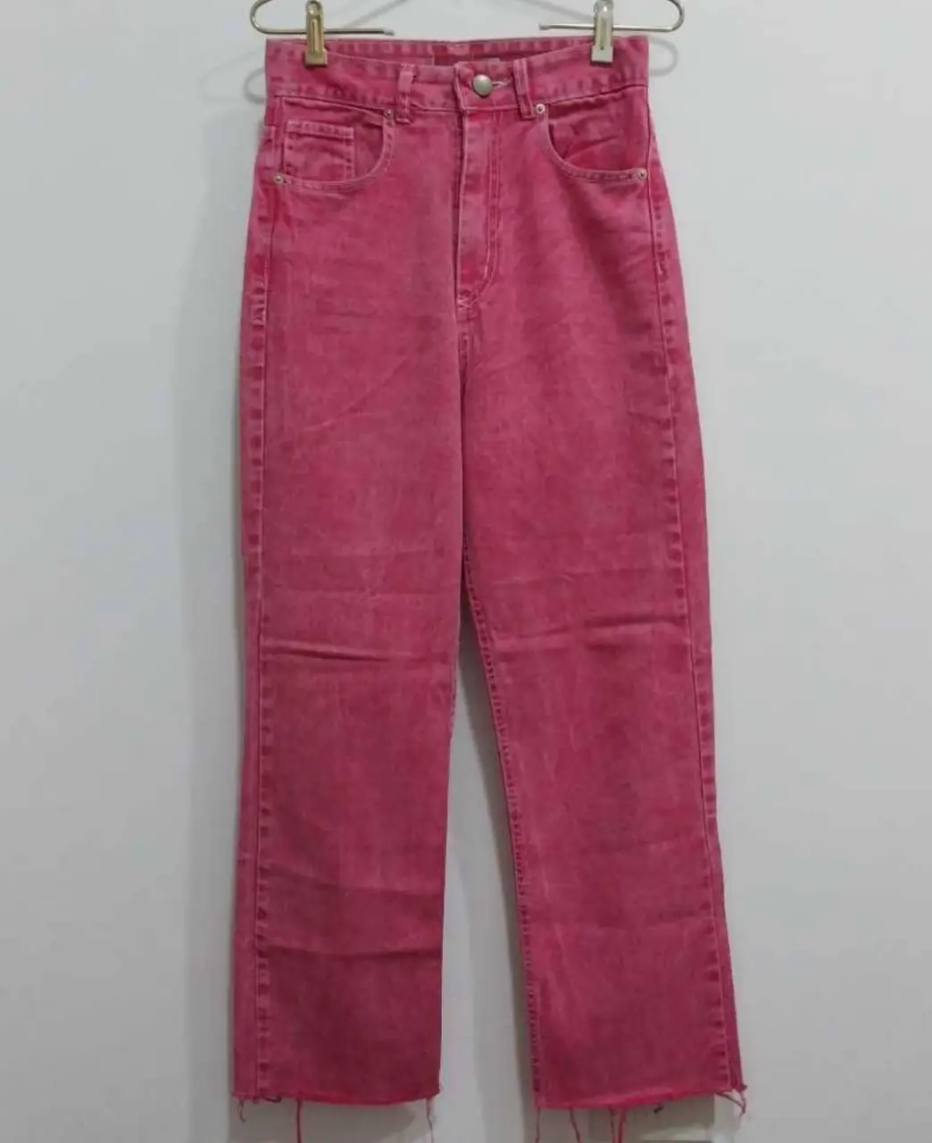 Jeans rectos de color rosa, ideales para un look casual y moderno. Confeccionados en jean resistente, estos pantalones ofrecen un ajuste cómodo y un estilo versátil para cualquier ocasión.