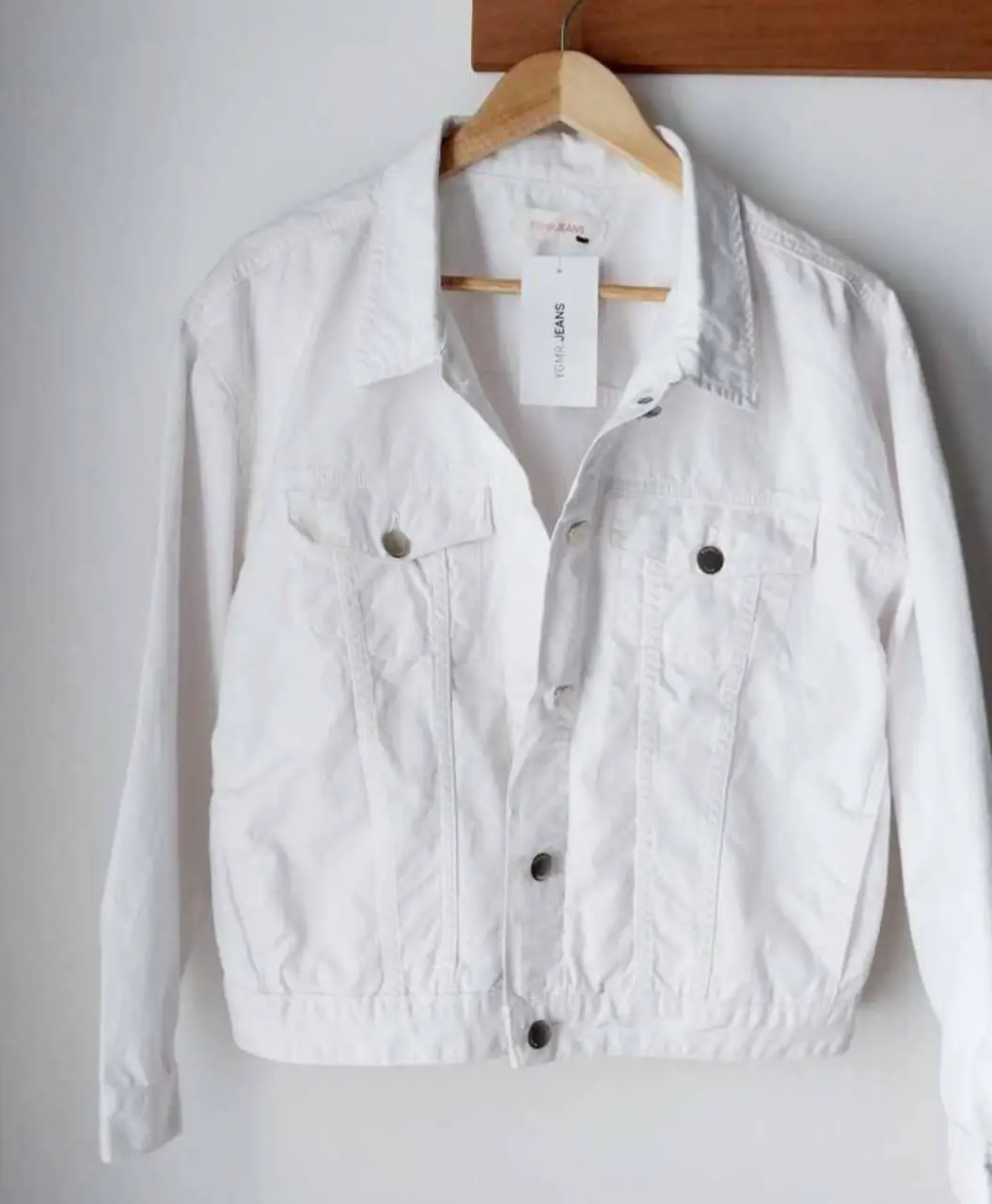 Campera de jean blanca, ideal para un look casual y moderno. Perfecta para combinar con cualquier outfit,axila a axila 59cm largo tomado desde hombro 57cm mangas 56cm.