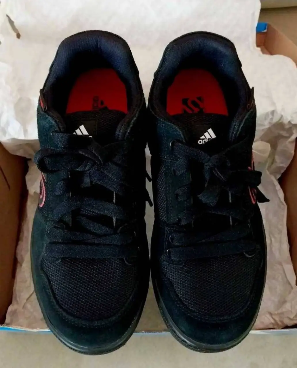 Zapatillas Adidas Five Ten de hombre, color negro con detalles en rojo. Talle 9 US. Ideales para uso casual y deportivo.
