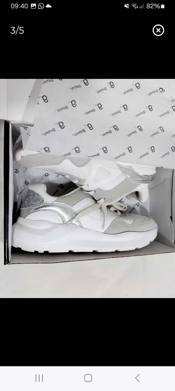 Zapatillas deportivas blancas y grises para mujer. Diseño moderno con detalles plateados y suela gruesa. Ideales para un look casual y cómodo.25cm plantilla ergonómicas livianas solo 2 usos, gummi