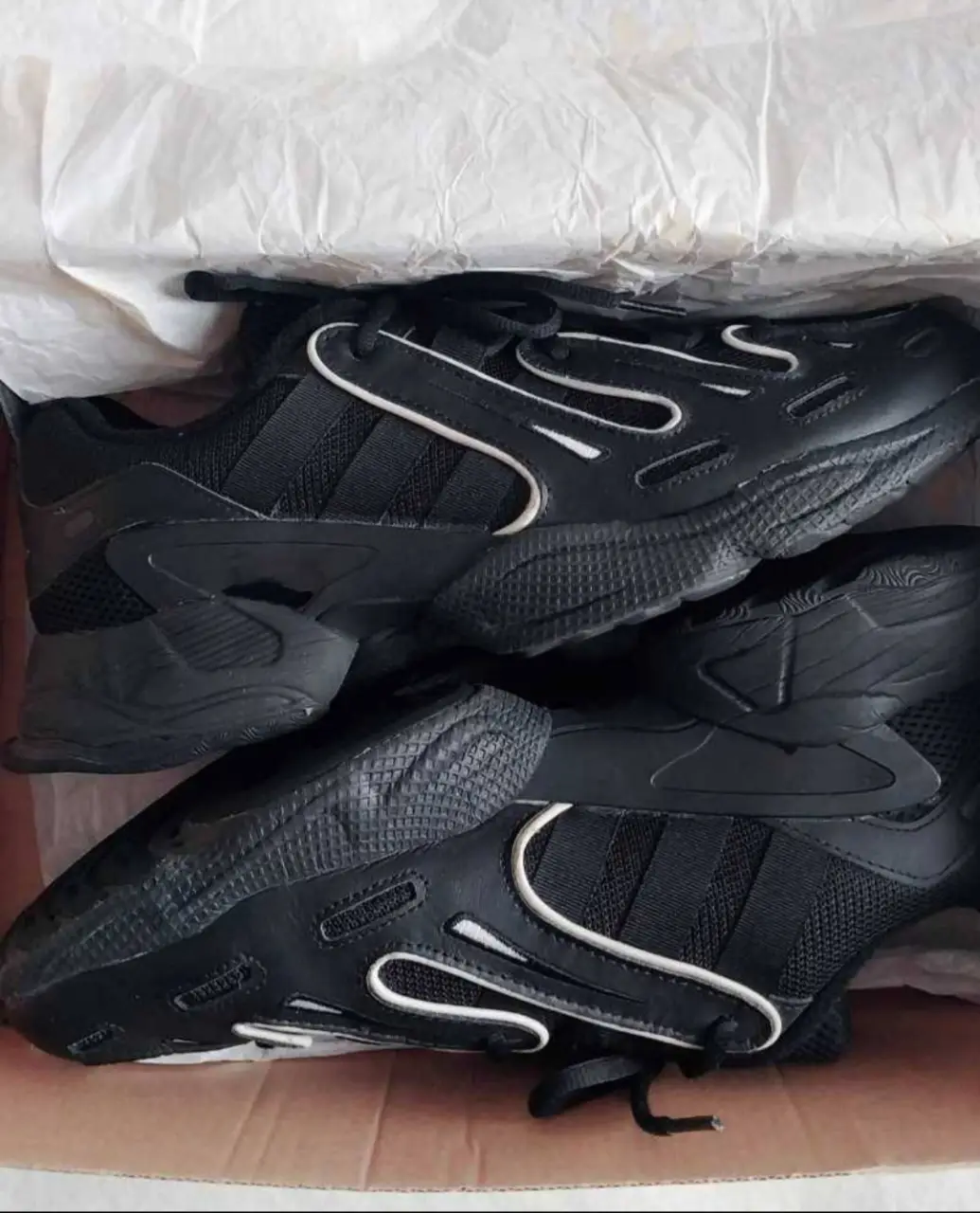 Zapatillas Adidas negras con detalles en blanco. Diseño moderno y deportivo, ideales para uso diario. Talle 9.5 US.en su caja como nuevas,impecables