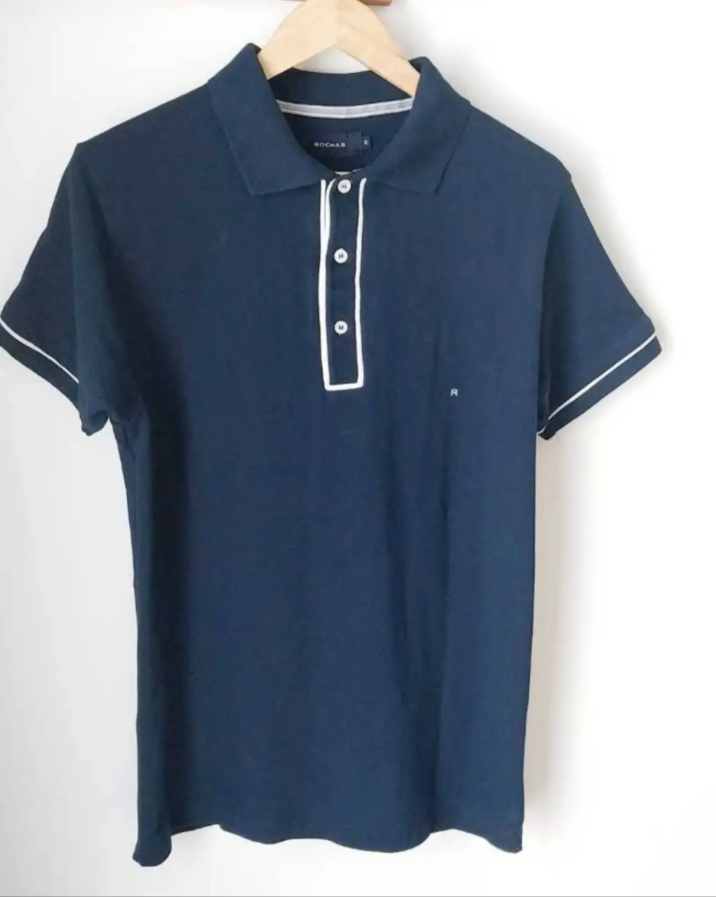 Remera polo azul marino de hombre, con detalles en blanco. Cuello y borde de mangas con vivo blanco. Marca Rochas. Talle M.impecable,como nueva hombros 41cm largo.largo tomado desde hombros 71cm. entre axilas 51cm.impecable.