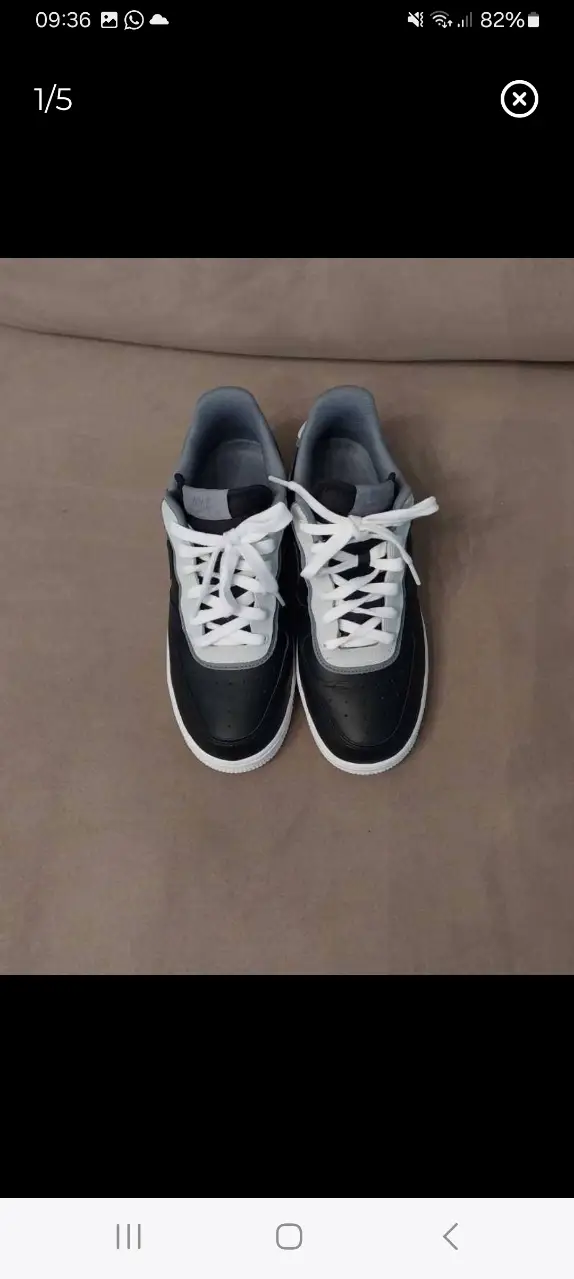Zapatillas Nike Air Force 1, negras con detalles en blanco y gris. Diseño clásico y atemporal, ideales para un look casual y urbano.