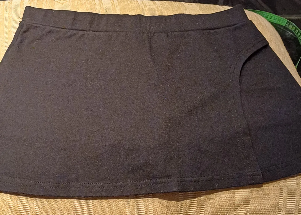 pollera deportiva con short  de lacra negra. cintura tomada en plano 38cm. cede a 41cm cadera 50cm tomada en plano y cede a 52cm. largo total 32cm. lacra de algodón.