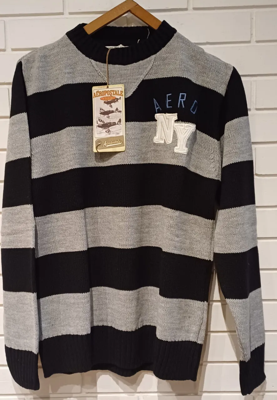 Sweater de Lana . hombre a rayas horizontales en gris y negro, con detalles bordados "AERO NY". Ideal para un look casual y abrigado. medidas ancho 44cm. ancho de sisa a disa 56 cm. largo de manga  66cm. largo  total  69 cm.  