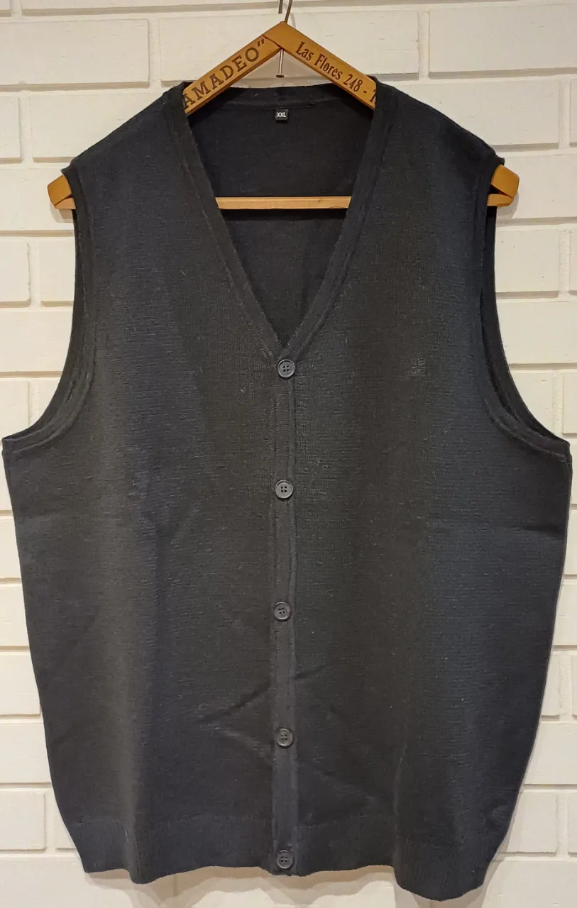Chaleco de hombre negro con botones y cuello en V. Talle XXL. Ideal para usar sobre una camisa o remera en días frescos. medidas largo total 71 cm. ancho de hombros  41.5 cm ancho de sisa a sisa 59.5  cm.