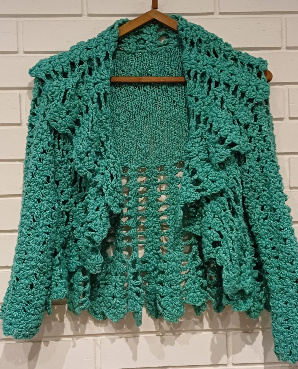 Cardigan tejido a crochet en color verde. Diseño artesanal con detalles calados y volados. Ideal para un look boho y casual. mangas 3/4 talle aprox S. largo total 49cm. ancho de hombros 36cm.