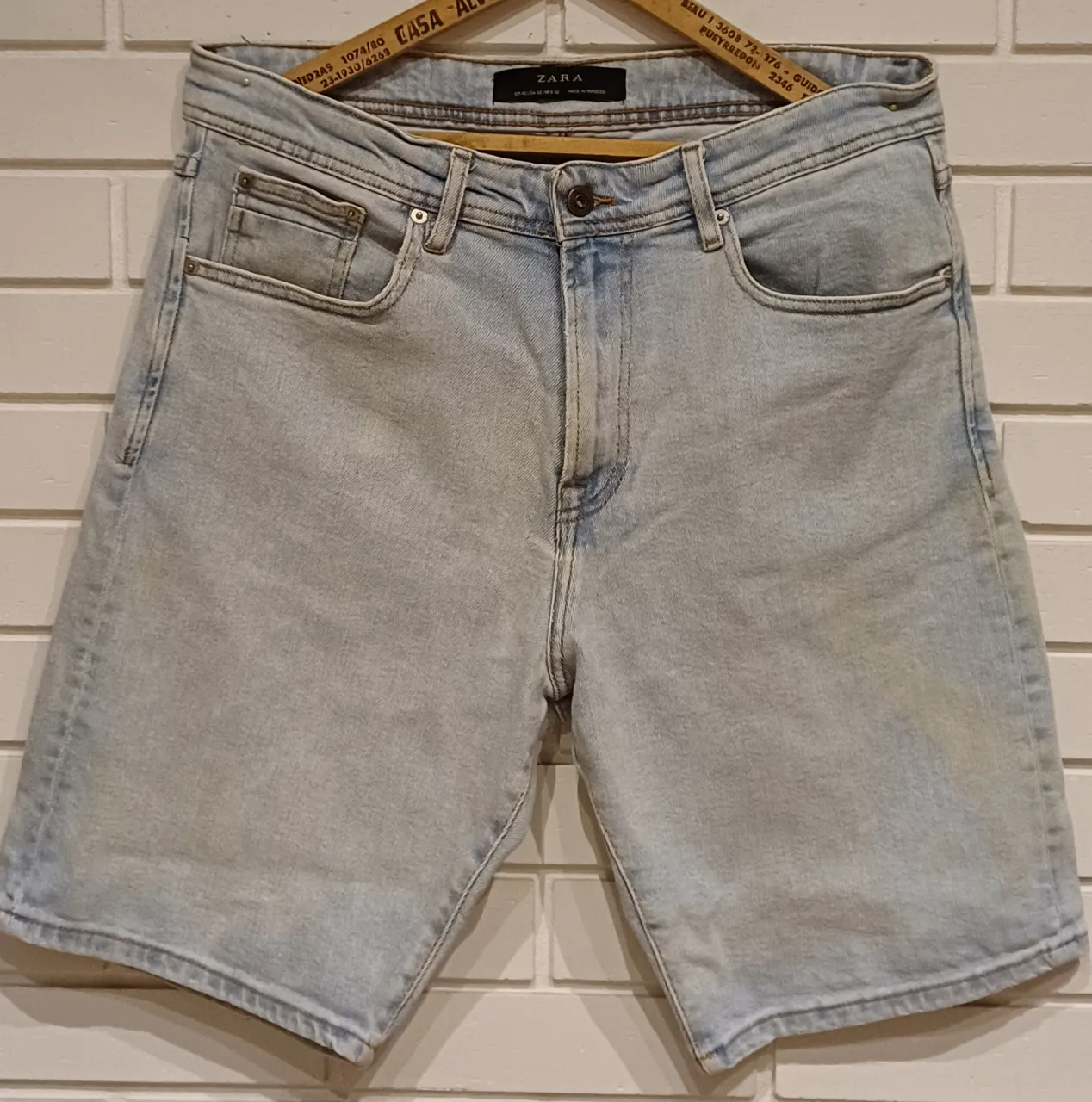 bermuda de jean tiro alto, color celeste claro, .  Un clásico para el verano, ideal para un look casual y relajado. Talle 42  medidas cintura tomada en plano 43cm cadera 55cm tiro delantero 32cm tiro trasero 42cm  largo total 51cm.  