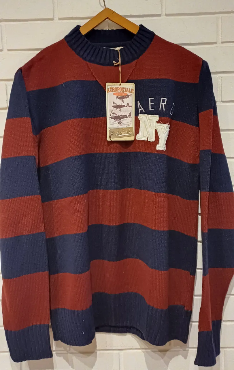 Sweater de LANA  de hombre Aeropostale a rayas rojas y bordo, con el logo de la marca en el pecho. ancho de hombros 44cm. ancho de sisa a sisa 56cm.largo de manga 66cm.largo total 69cm. color Azul y Bordo
