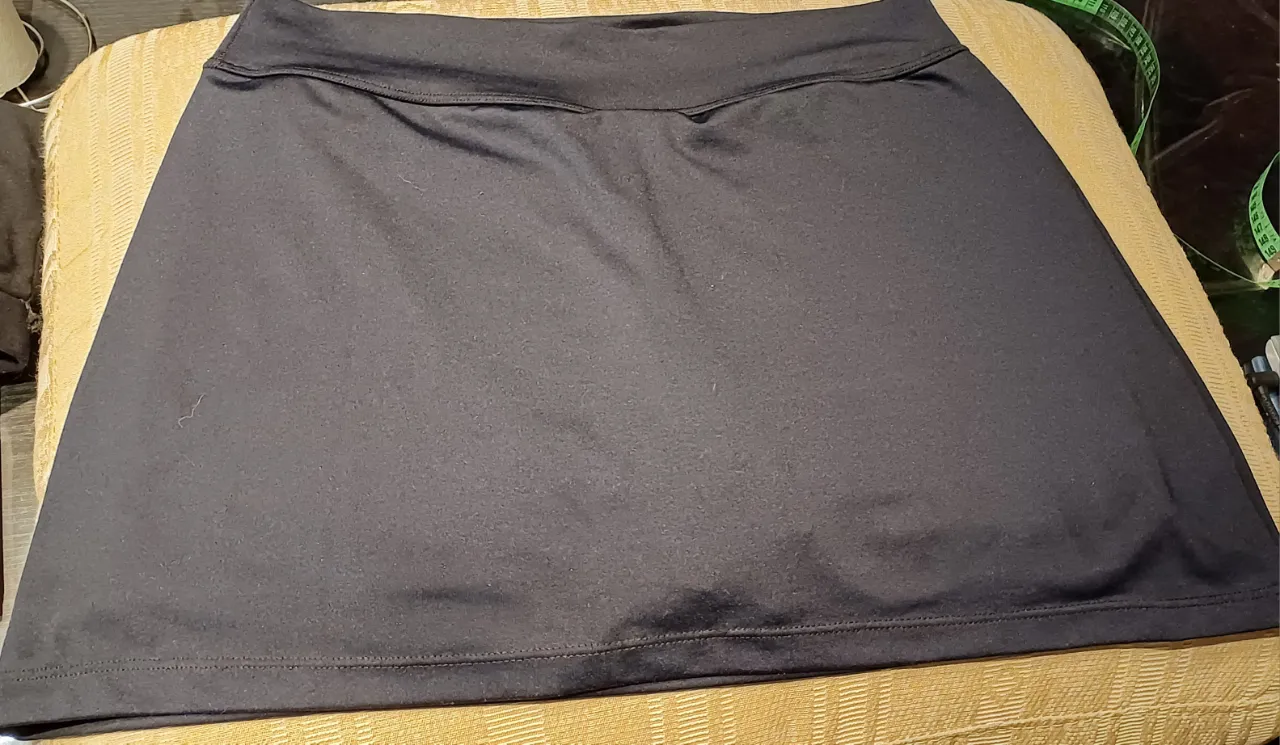 Pollera deportiva negra, ideal para actividades físicas. Confeccionada en tela suave y cómoda, perfecta para entrenamientos o uso casual. cintura tomada en plano 37.5 cede a 42cm . cadera 51cm cede a 55cm. largo total 36cm.  