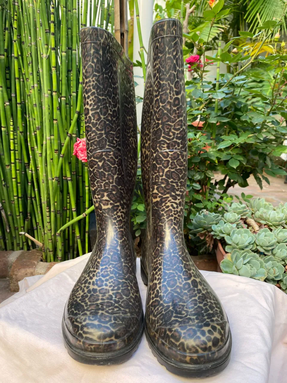 Botas de lluvia con estampado de leopardo. Ideales para días lluviosos, combinan estilo y funcionalidad.