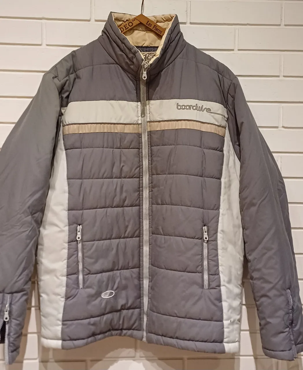 Campera Boardwise de hombre, ideal para la nieve o el frío. Con cierre frontal, bolsillos con cierre y detalles en blanco y beige. Perfecta para actividades al aire libre. podría ser unisex . medidas son ancho de hombros 51cm. largo de mangas 69cm. largo total 77 cm. ancho de sisa a sisa tomado en plano 64 cm.  El talle que indica la ofensa es M pero podría ser L. igual pase medidas. 