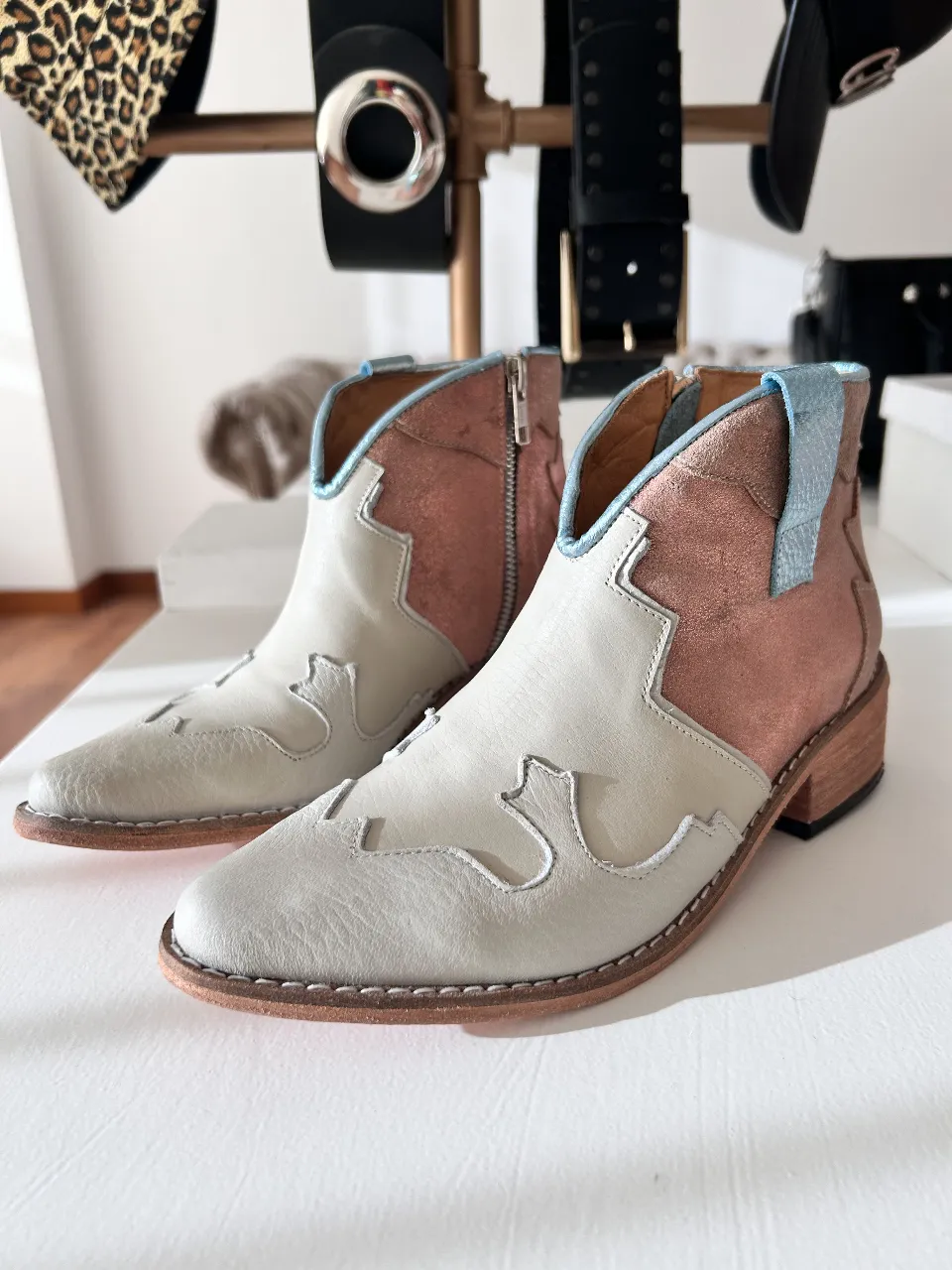 Botines de cuero con detalles en color rosa y celeste. Estilo cowboy, ideales para un look casual y canchero.