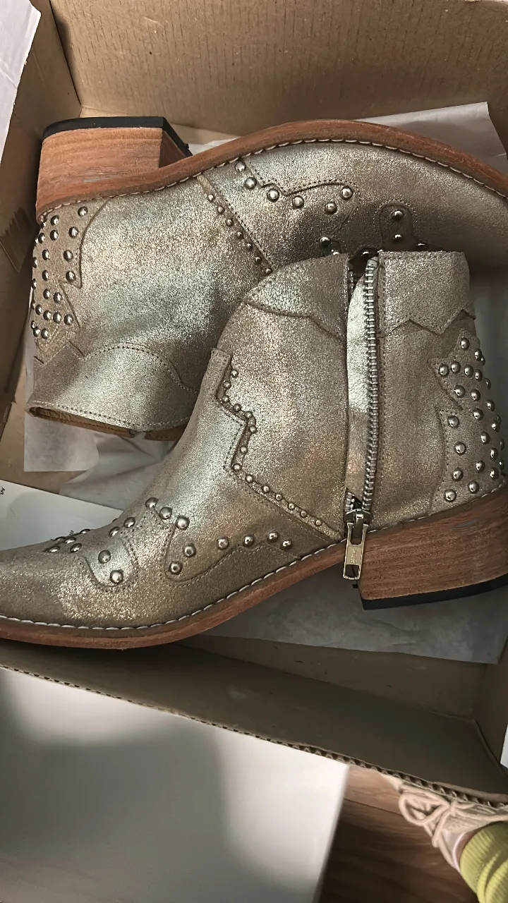Botines dorados con tachas, ideales para un look canchero y con onda. Perfectos para salir o darle un toque especial a tu outfit diario.