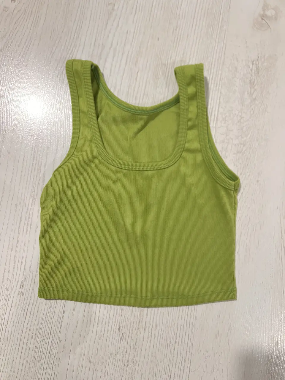 Musculosa crop top de tejido acanalado en color verde lima, ideal para un look casual y fresco.