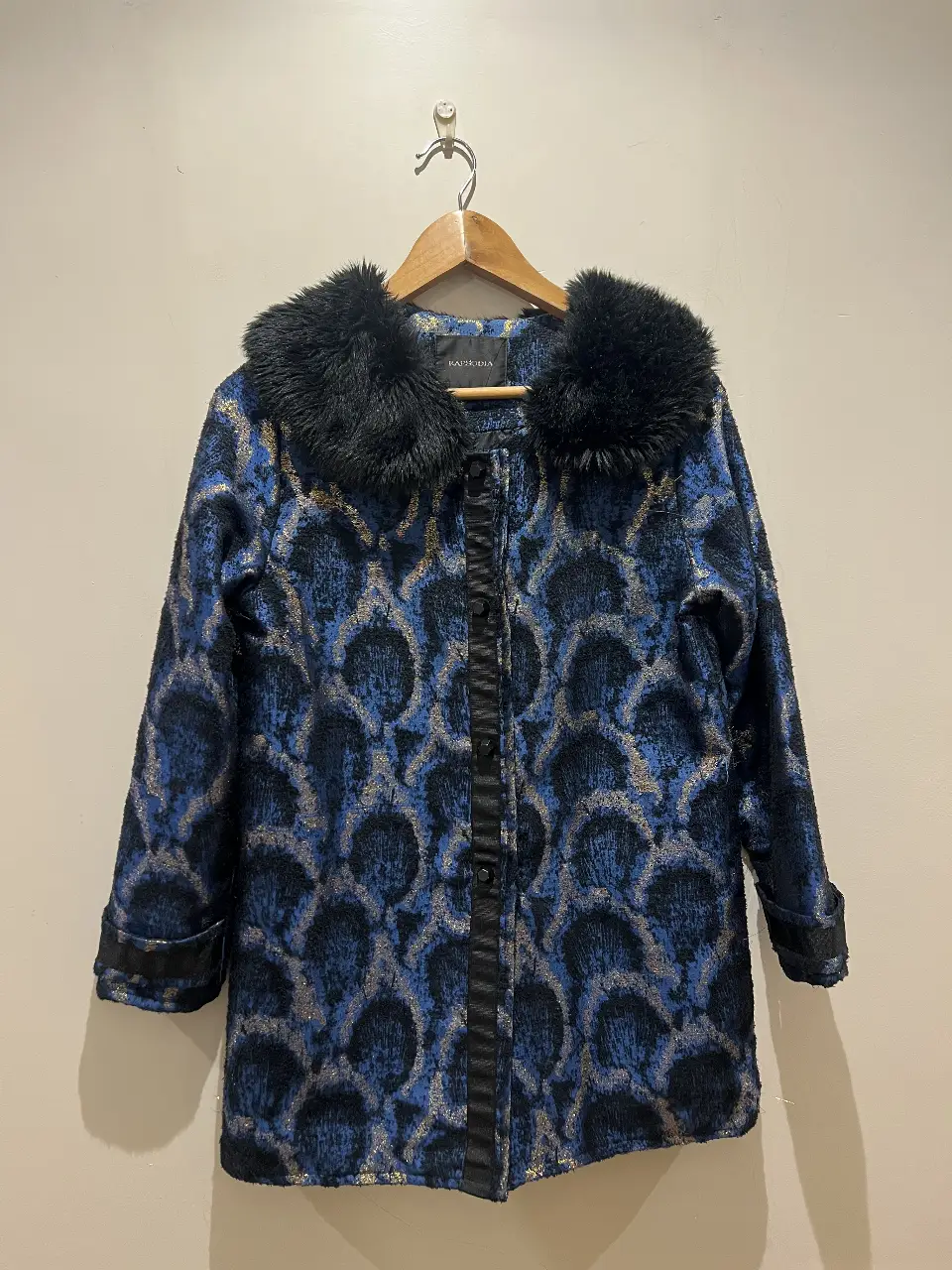 Tapado largo de mujer con cuello de piel sintética negra desmontable y estampado floral en tonos azules y dorados. Ideal para un look elegante 