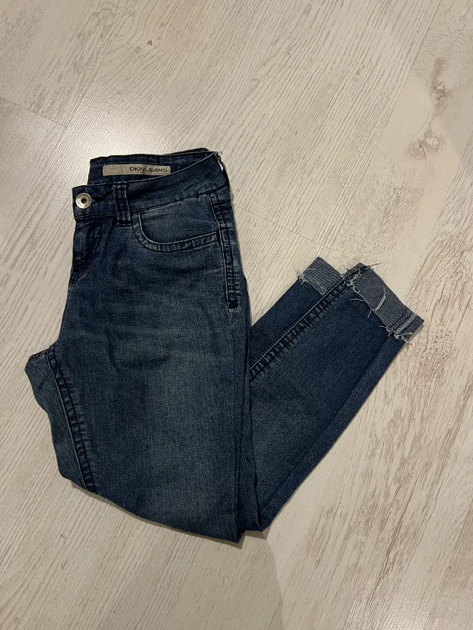 Jeans DKNY de mujer, tiro medio, corte por los tobillos con dobladillo. Talle 4.