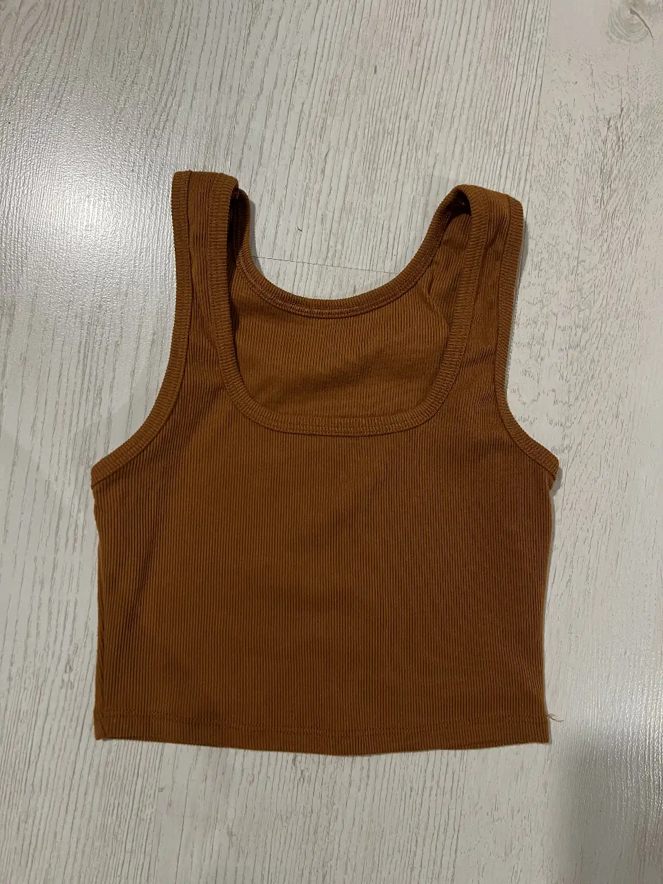 Musculosa crop de tejido acanalado en color marrón. Ideal para un look casual y cómodo.
