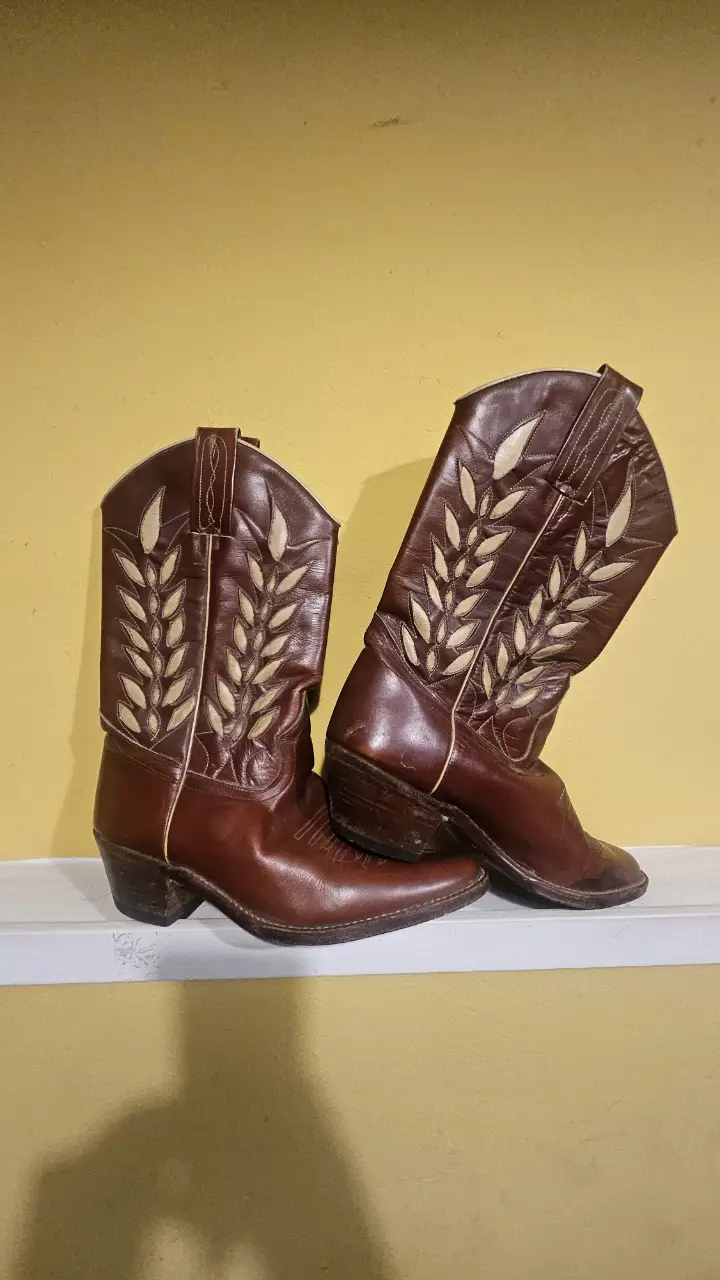 Botas de cuero texanas marrón con detalles bordados en beige. Estilo cowboy, ideales para un look vintage y auténtico. Marca tipo Rapsodia. Industria nacional 