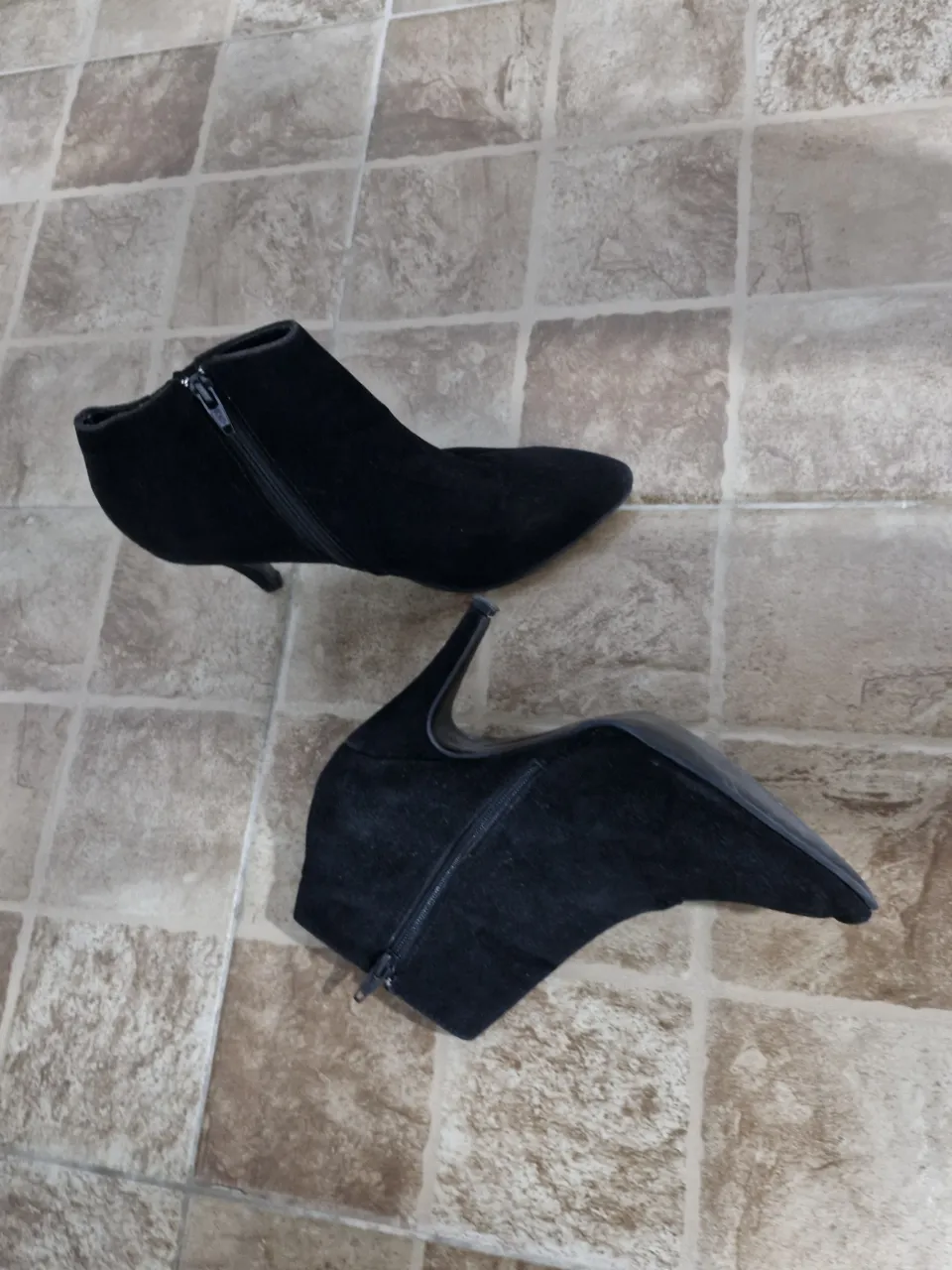 Botitas negras de gamuza con cierre lateral y taco aguja.