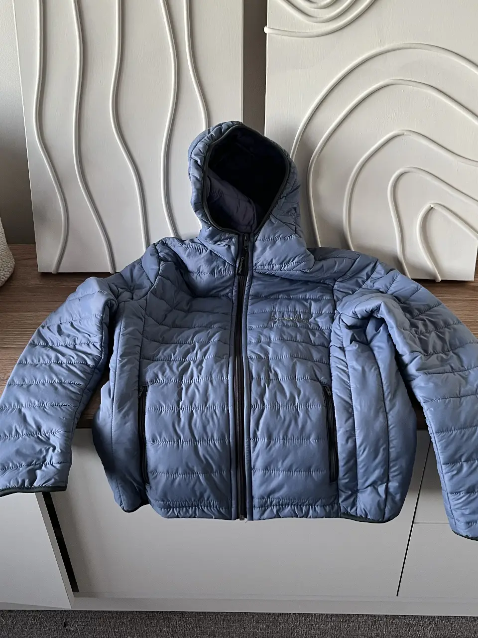Campera de pluma Stendhal Argentina, azul, con capucha, talle M. Ideal para el invierno, abrigada y cómoda.