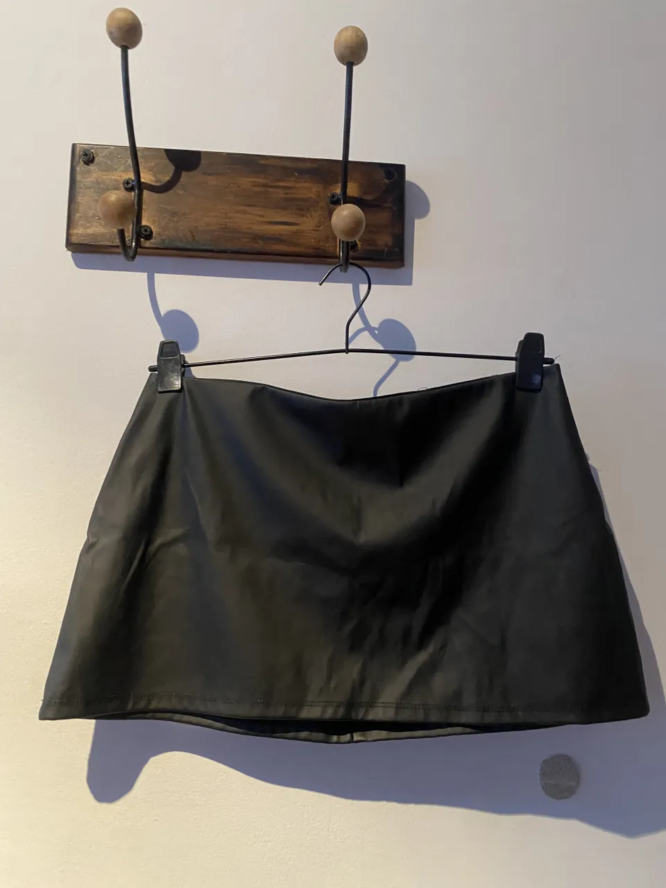 Pollera negra corta con cierre en la espalda. Sin uso.