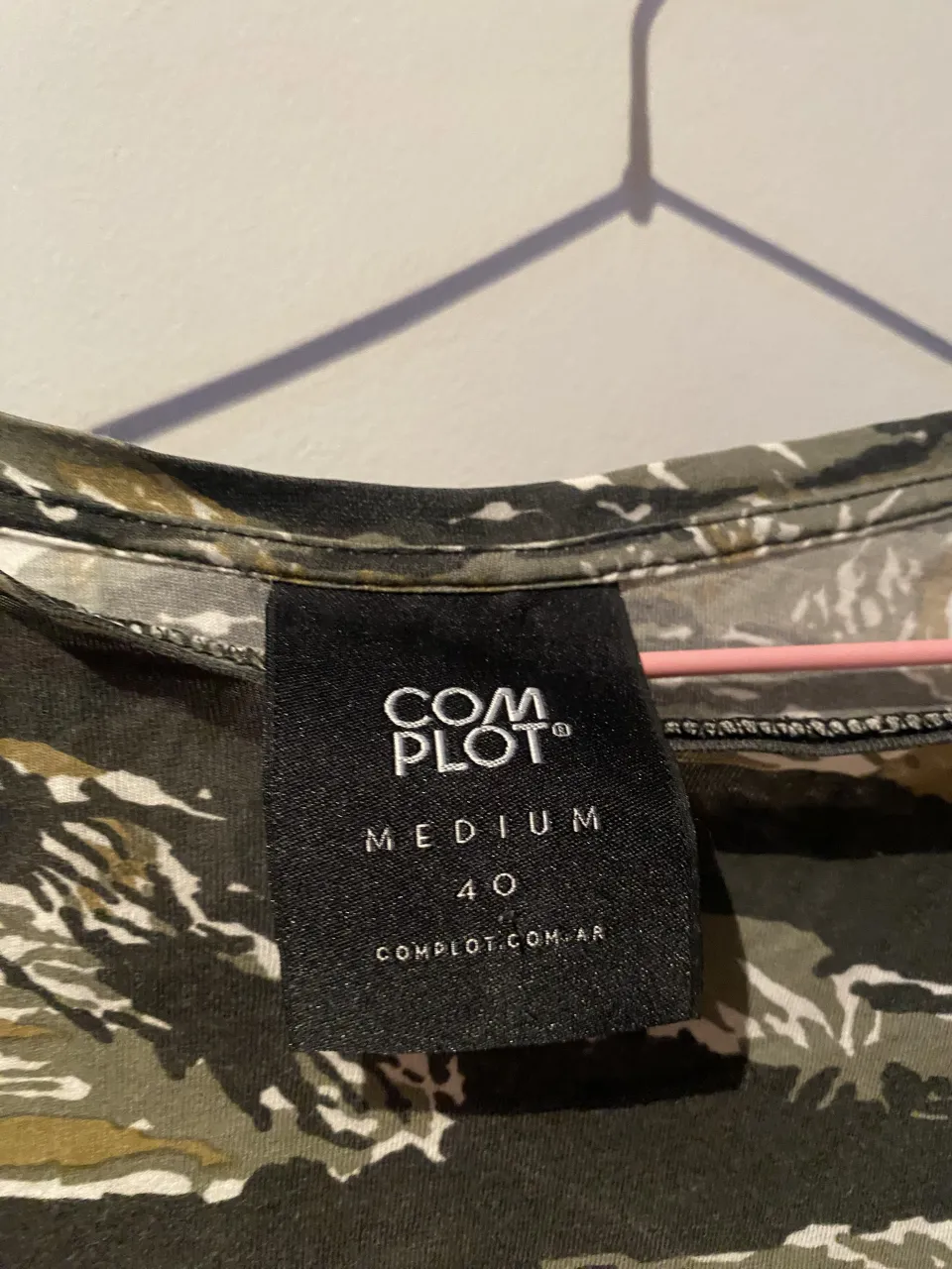 Remera Complot - Vista 2