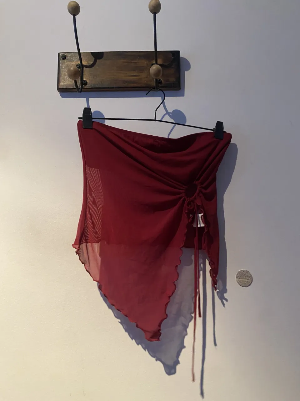 Top shein de tul con fruncido lateral y detalle de aro. Posee tajos irregulares y cordones para ajustar. Sin uso.