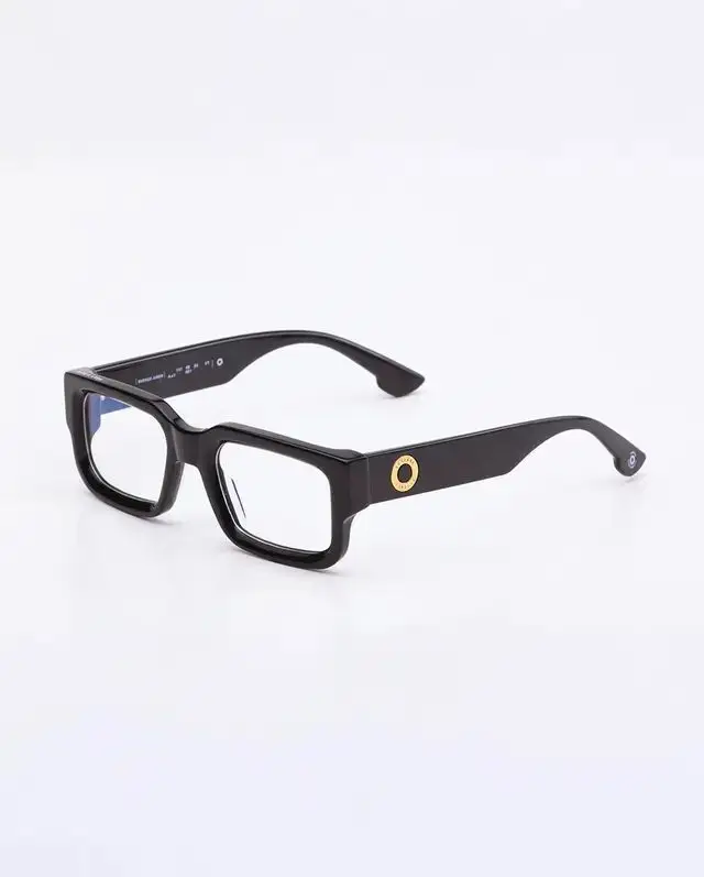 Anteojos de sol cuadrados negros con detalles dorados en las patillas. Diseño moderno y elegante, ideales para proteger tus ojos con estilo.