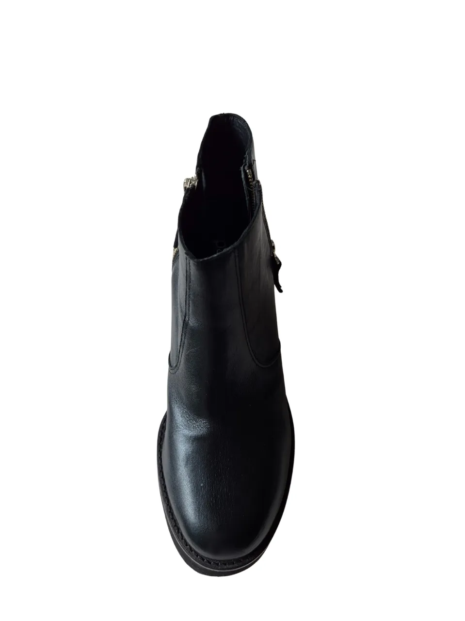 Botines negros de cuero con plataforma y taco ancho. Diseño moderno con cierre lateral. Ideales para un look urbano y canchero.