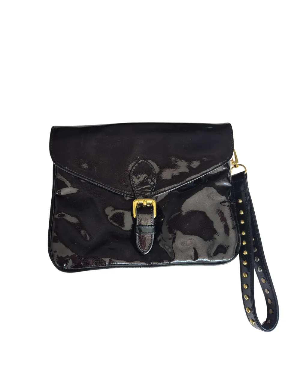 Cartera sobre de charol negro con correa de mano con tachas doradas. Interior rojo con cierre.
