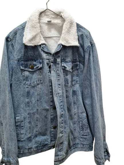 Campera de jean azul con cuello de piel sintética blanca. Ideal para el invierno, estilo casual y abrigada.
