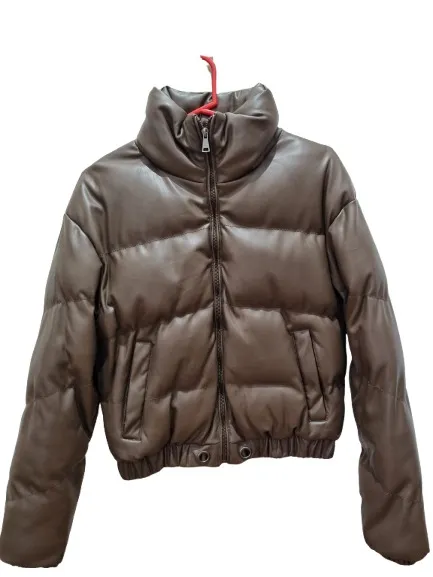 Campera puffer de cuero sintético marrón, con cuello alto y cierre frontal. Ideal para un look moderno y abrigado.