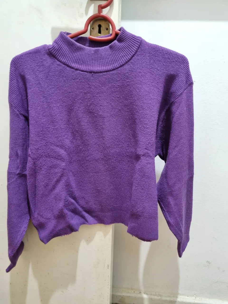 Sweater de cuello alto color violeta, ideal para el invierno. Perfecto para un look casual y abrigado.