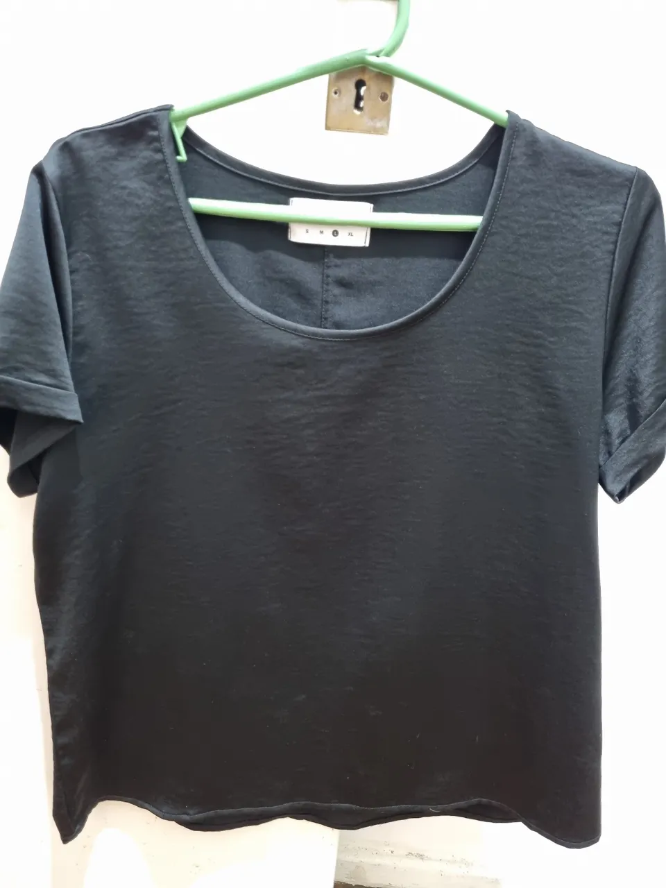 Remera negra de manga corta con cuello redondo. Ideal para un look casual y versátil.