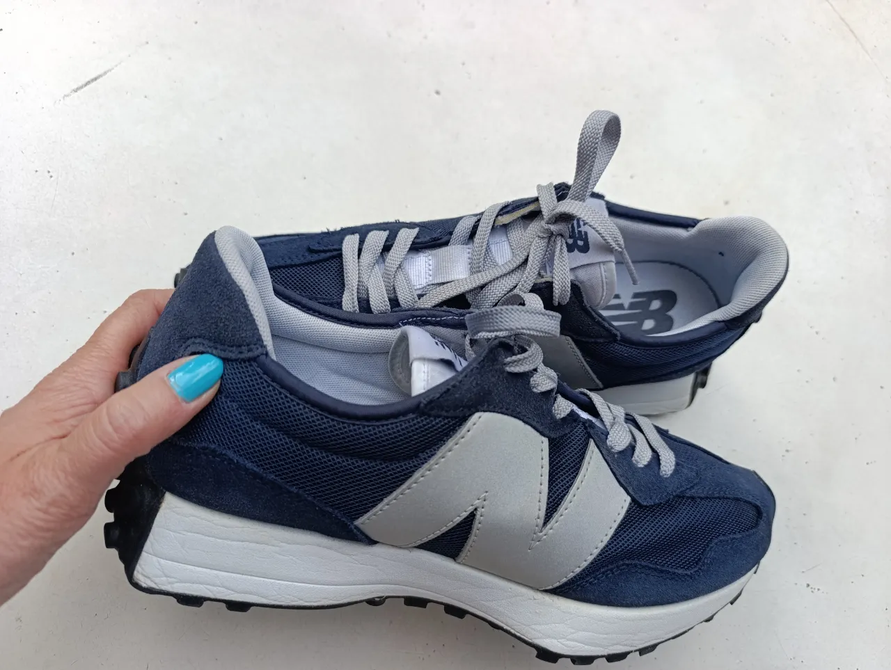 Zapatillas New Balance 327, ideales para un look casual y deportivo. Combinan azul marino con detalles en gris claro, perfectas para el día a día.