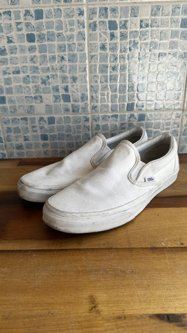 Zapatillas Vans Slip-On blancas, clásicas y cómodas. Ideales para un look casual y urbano.