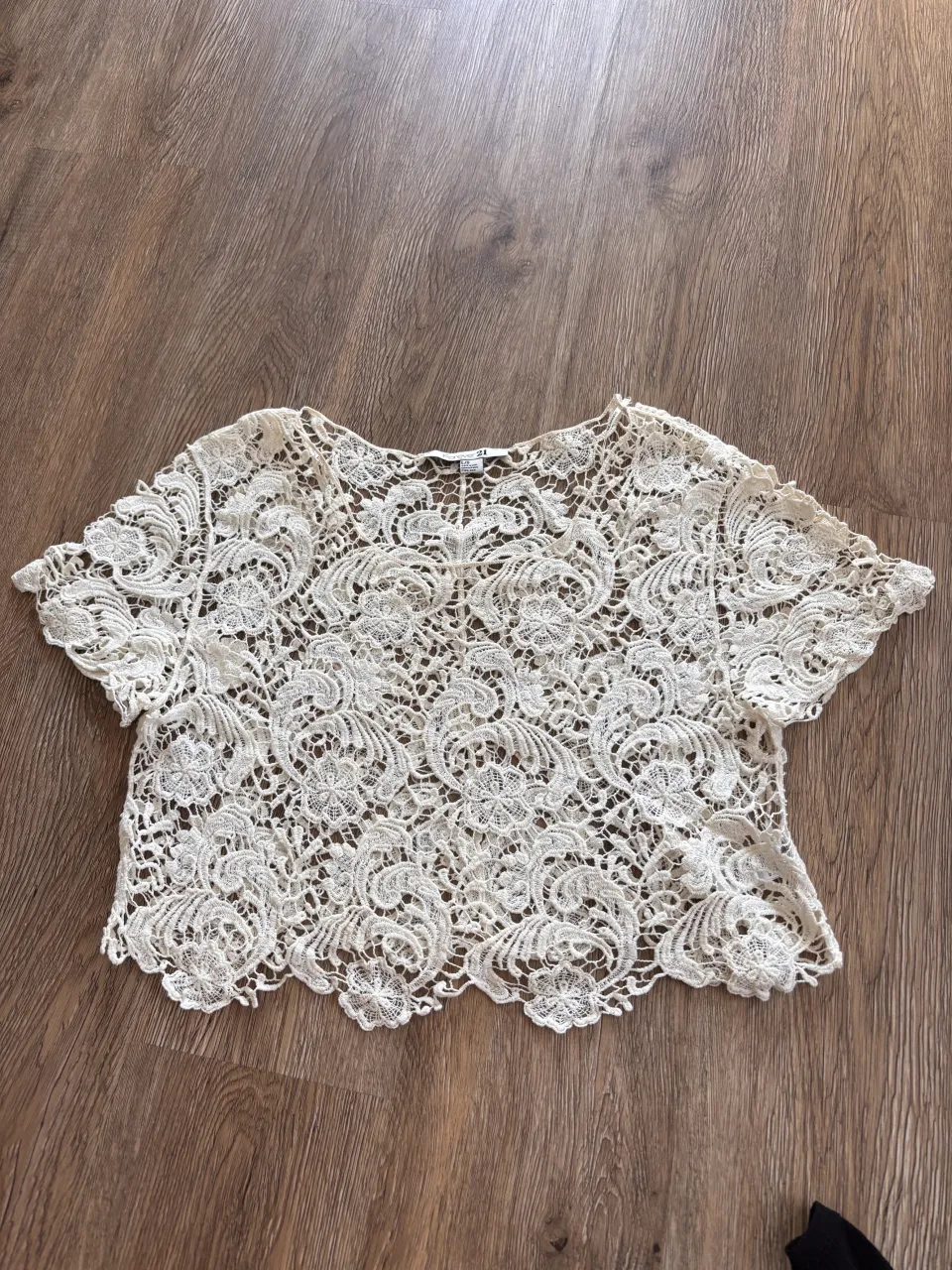 Top de encaje blanco, súper delicado y romántico. Ideal para un look boho chic o para darle un toque especial a cualquier outfit. Perfecto para usar en primavera o verano.
