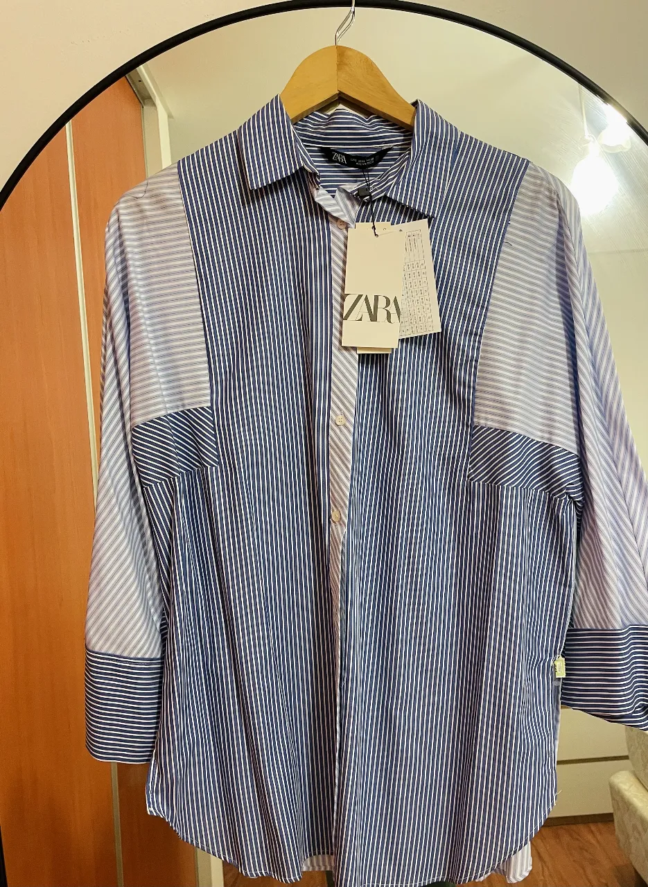 Camisa a rayas de mujer, con mangas largas y detalles en contraste. Amplia, tipo oversize. Las mangas no tienen botón, se puede usar arremangada también. Súper cómoda y fresca.
ATENCIÓN: aunque la etiqueta dice S, es un M de Argentina.