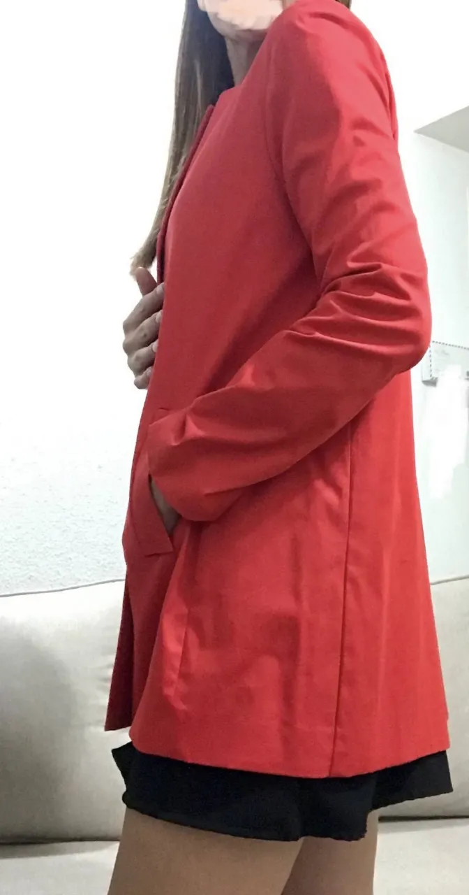 Hermoso blazer rojo.  Forrado y con hombreras. Diseño con botones ocultos (tipo broche ) y bolsillos. Muy fino. Marca SHIBINDA. No tiene uso!!!