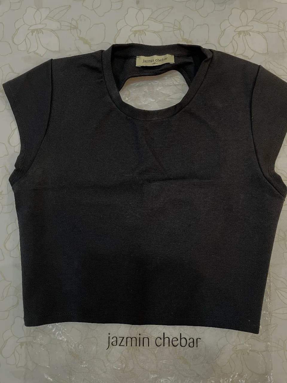 Top negro, con espalda descubierta y detalle de lazos. Marca Jazmin Chebar.