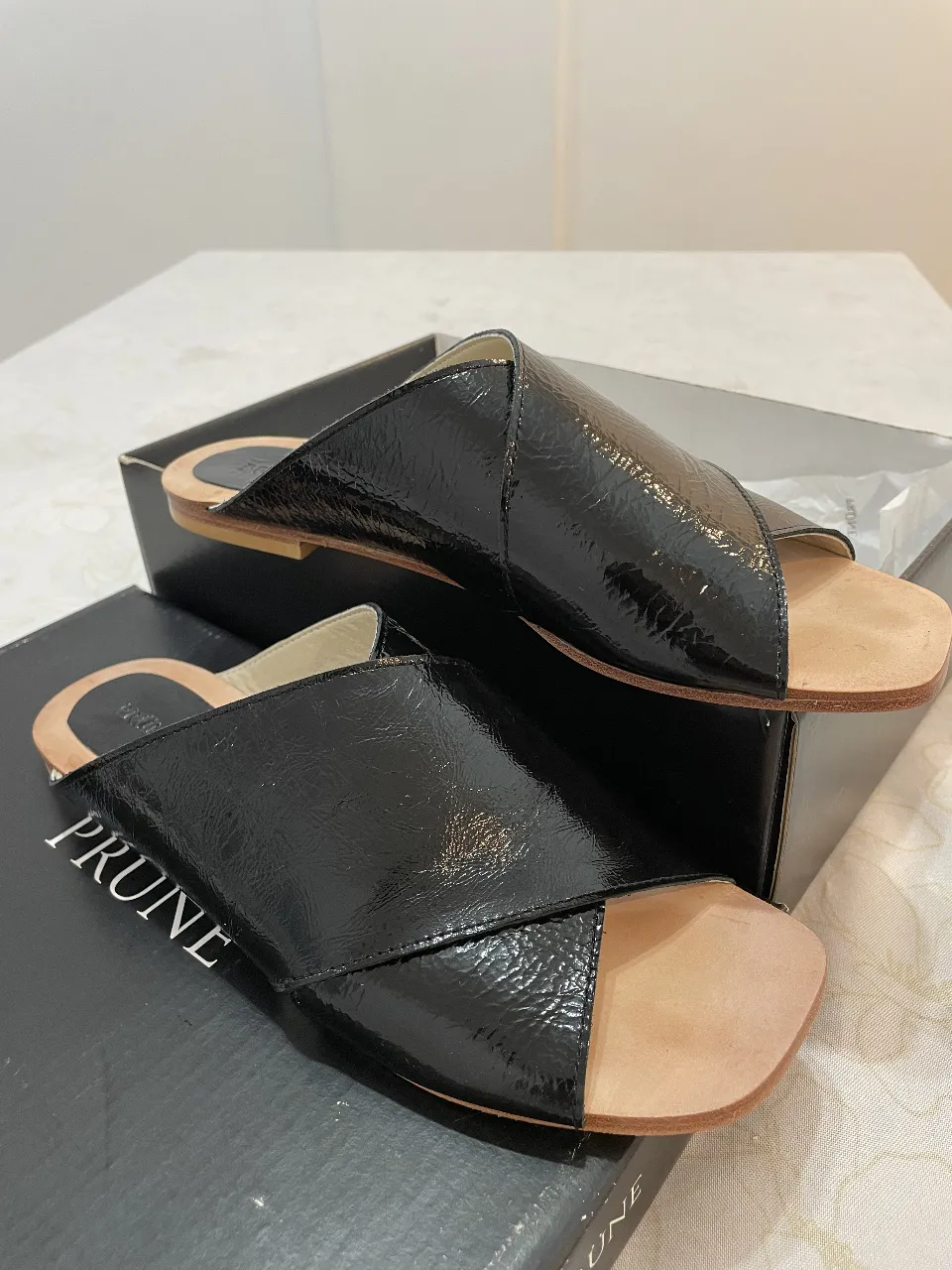 Sandalias planas de cuero charolado negro con diseño cruzado. MUY POCO uso! Casi nuevas. No tienen ningún detalle!