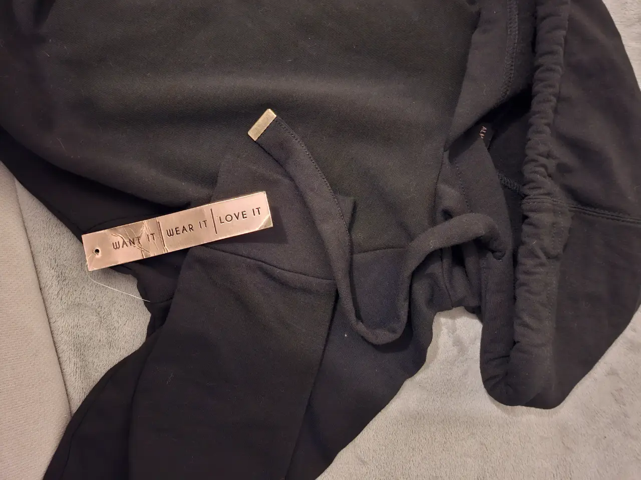Buzo de cuello redondo negro,largo pasa las caderas , ideal para un look casual y cómodo. Perfecto para el día a día. (frisa por dentro ).