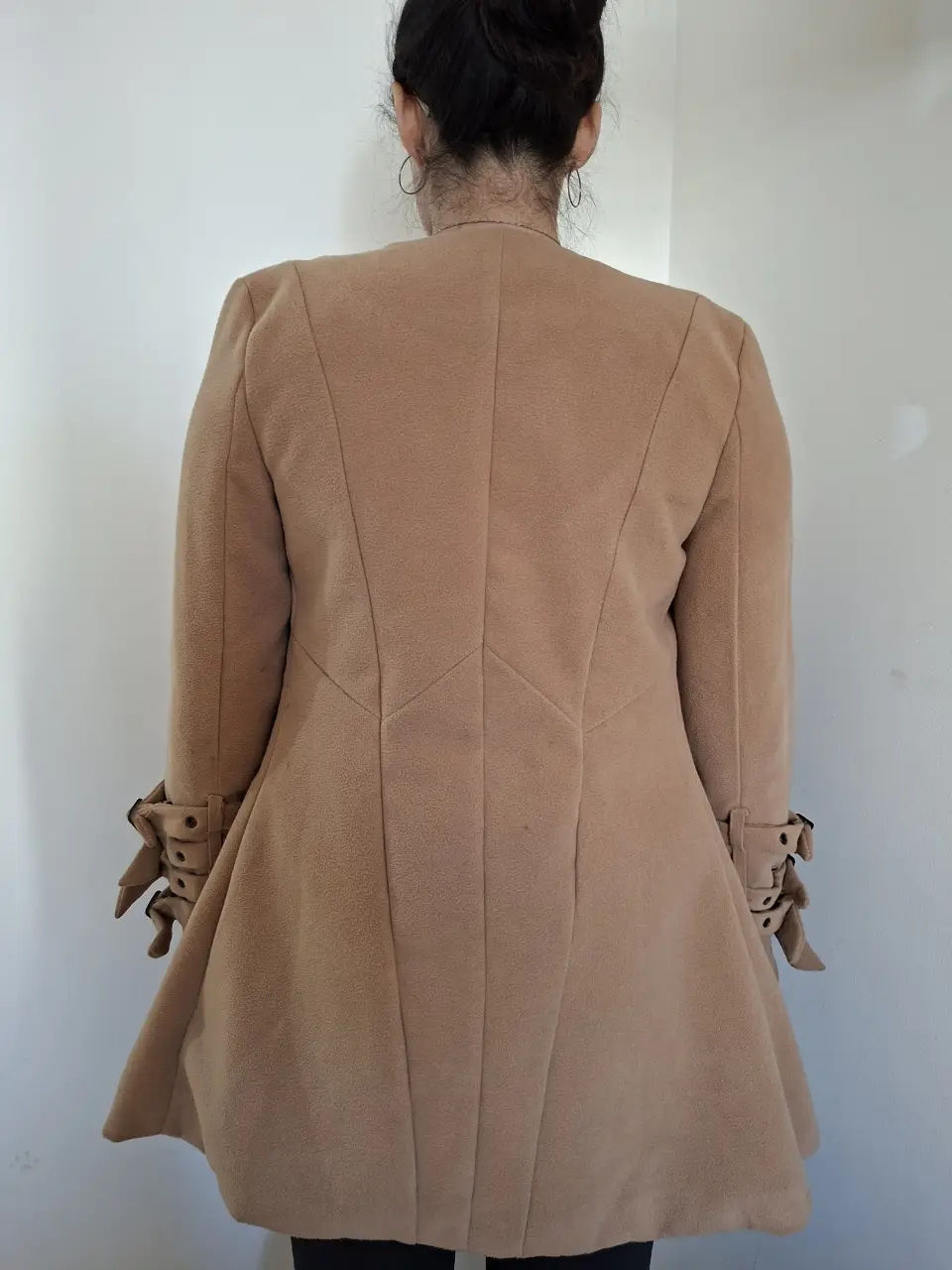 Sobretodo de mujer color camel, con diseño elegante y detalles en las mangas. Ideal para el invierno, este tapado ofrece un estilo sofisticado y abrigado.