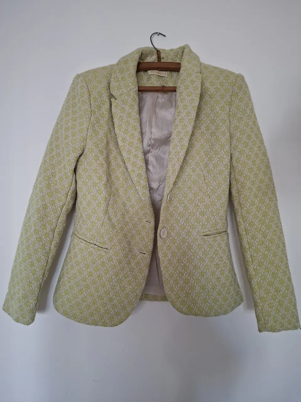 Blazer de mujer en color verde claro con estampado. Ideal para un look elegante y sofisticado. Perfecto para usar en el trabajo o en una salida.
