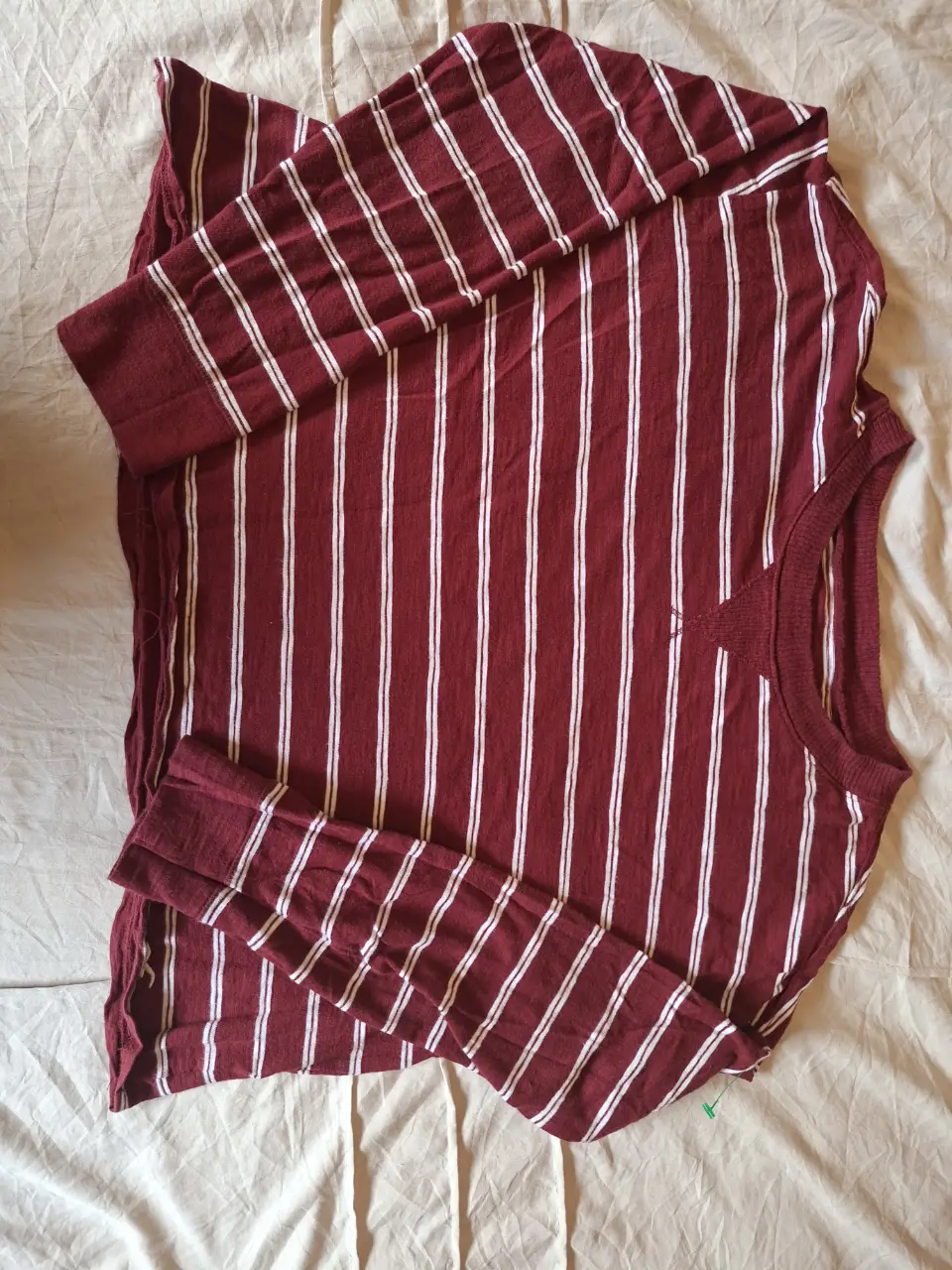 Sweater  a rayas bordó y blancas, con cuello en redondo  Ideal para un look casual y cómodo.